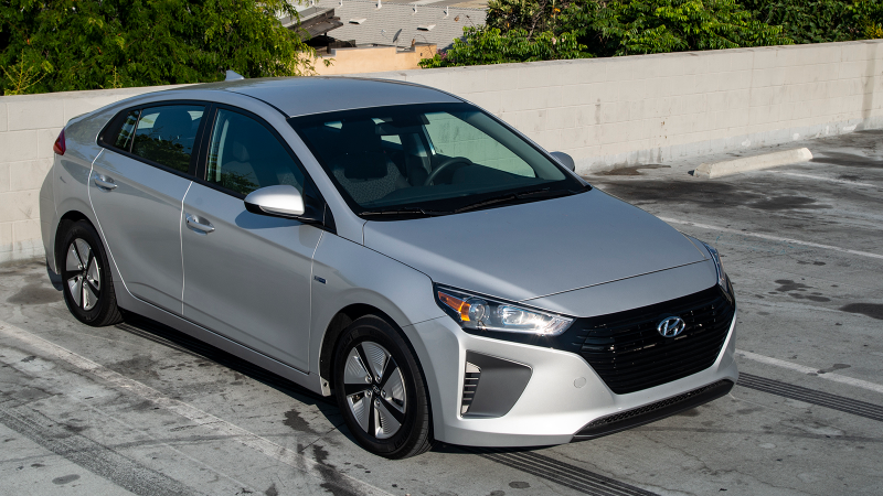 Illustration for article titled 2018 Hyundai Ioniq Is a Car to Get if You Love Money